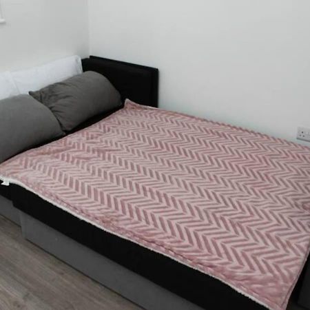 فيلا Newly Refurbished 3 Bed 2.5 Bath House In Staines المظهر الخارجي الصورة