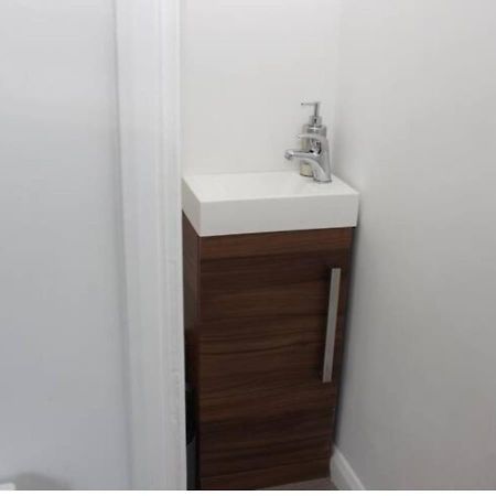 فيلا Newly Refurbished 3 Bed 2.5 Bath House In Staines المظهر الخارجي الصورة