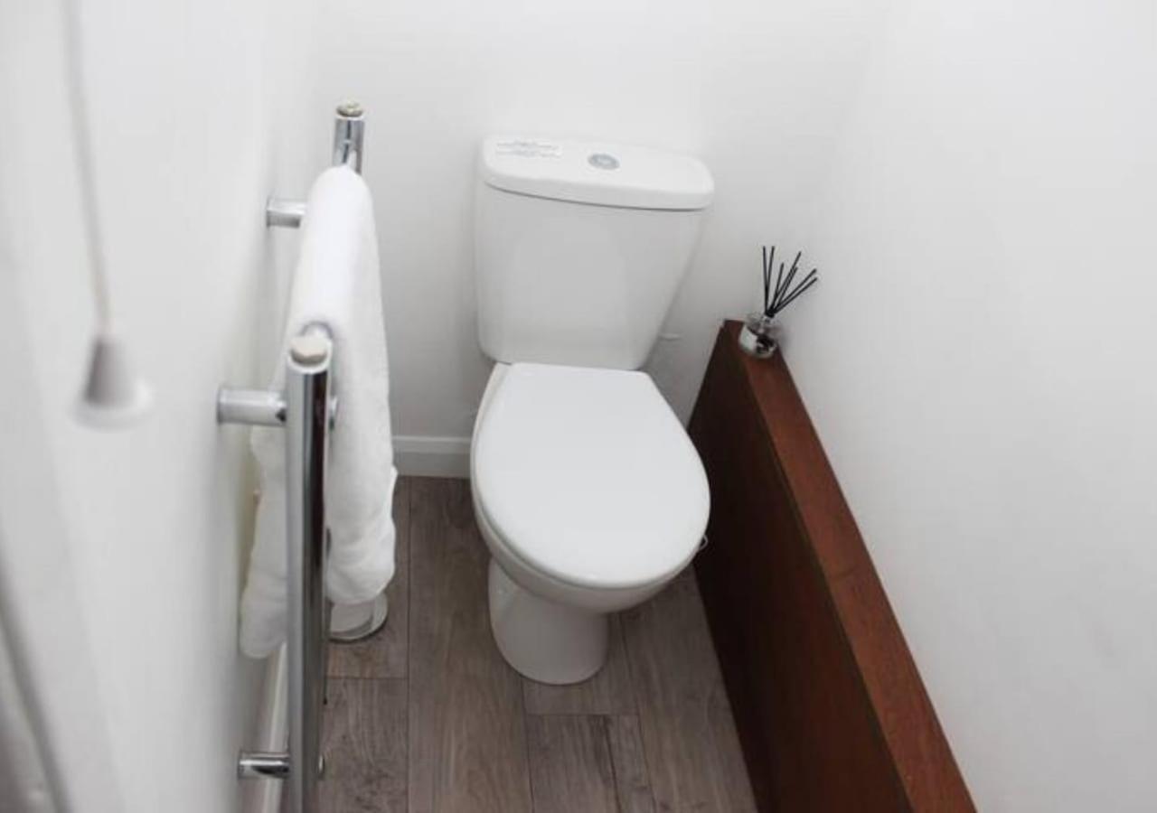 فيلا Newly Refurbished 3 Bed 2.5 Bath House In Staines المظهر الخارجي الصورة