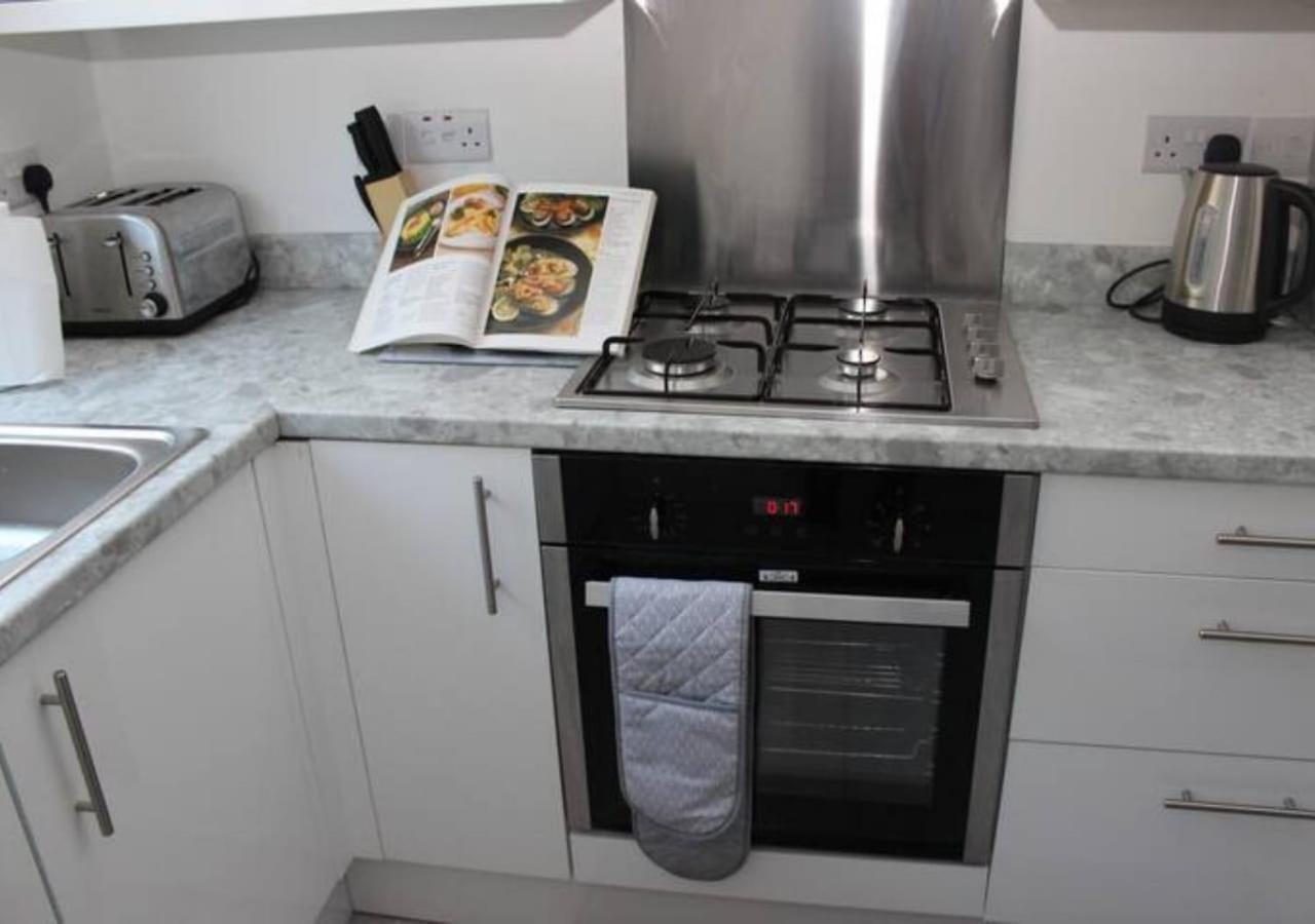 فيلا Newly Refurbished 3 Bed 2.5 Bath House In Staines المظهر الخارجي الصورة