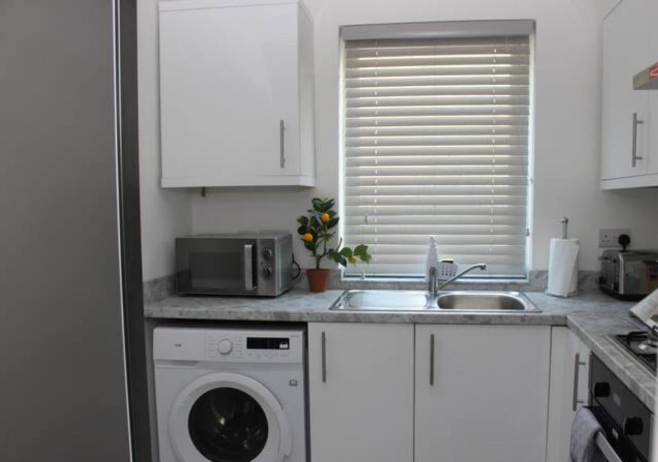 فيلا Newly Refurbished 3 Bed 2.5 Bath House In Staines المظهر الخارجي الصورة