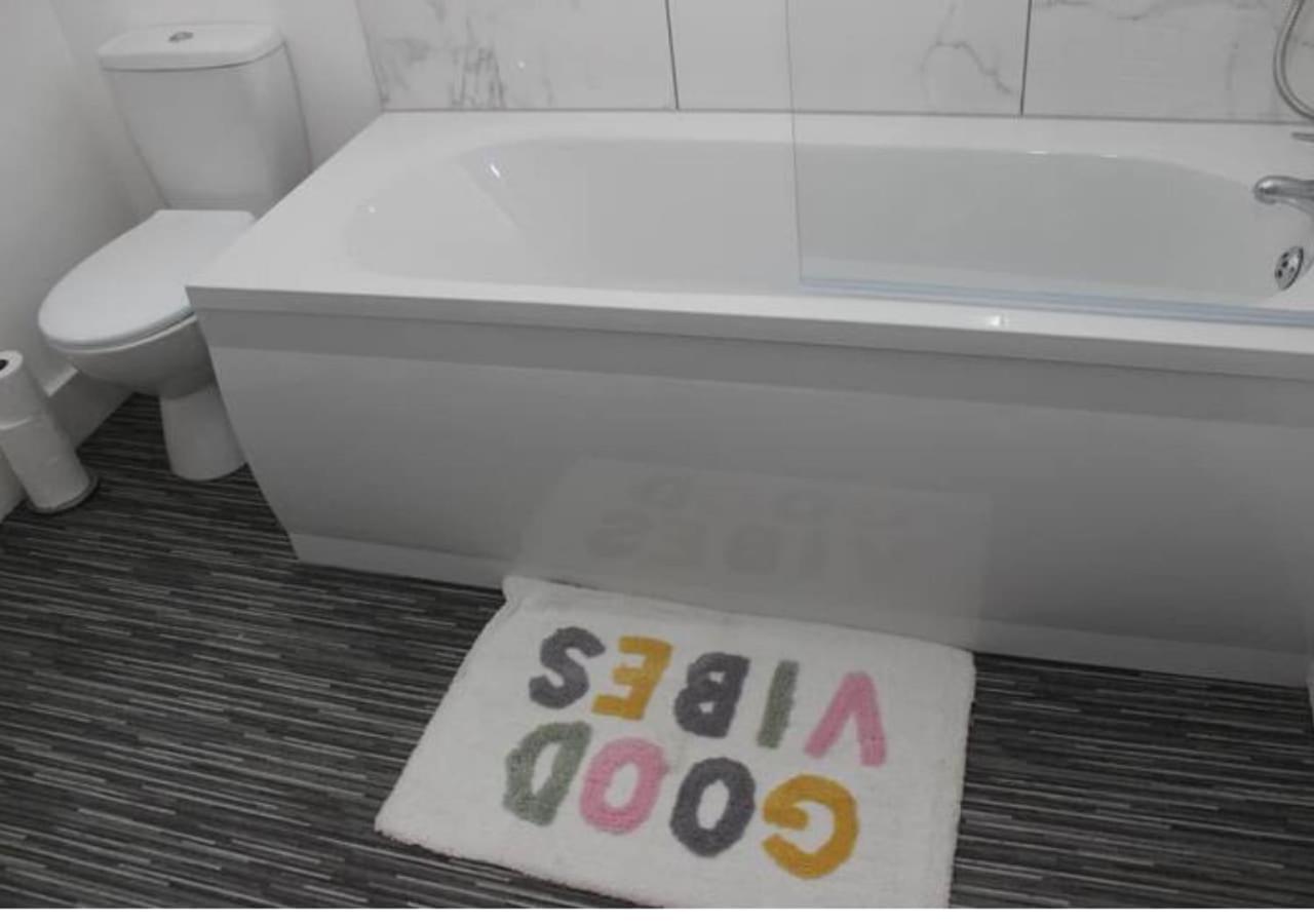 فيلا Newly Refurbished 3 Bed 2.5 Bath House In Staines المظهر الخارجي الصورة