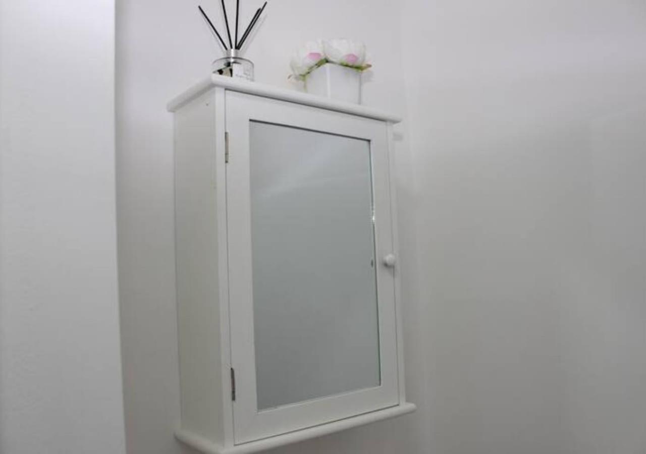 فيلا Newly Refurbished 3 Bed 2.5 Bath House In Staines المظهر الخارجي الصورة