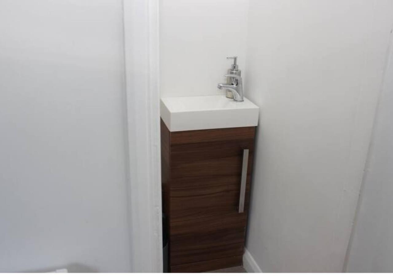 فيلا Newly Refurbished 3 Bed 2.5 Bath House In Staines المظهر الخارجي الصورة