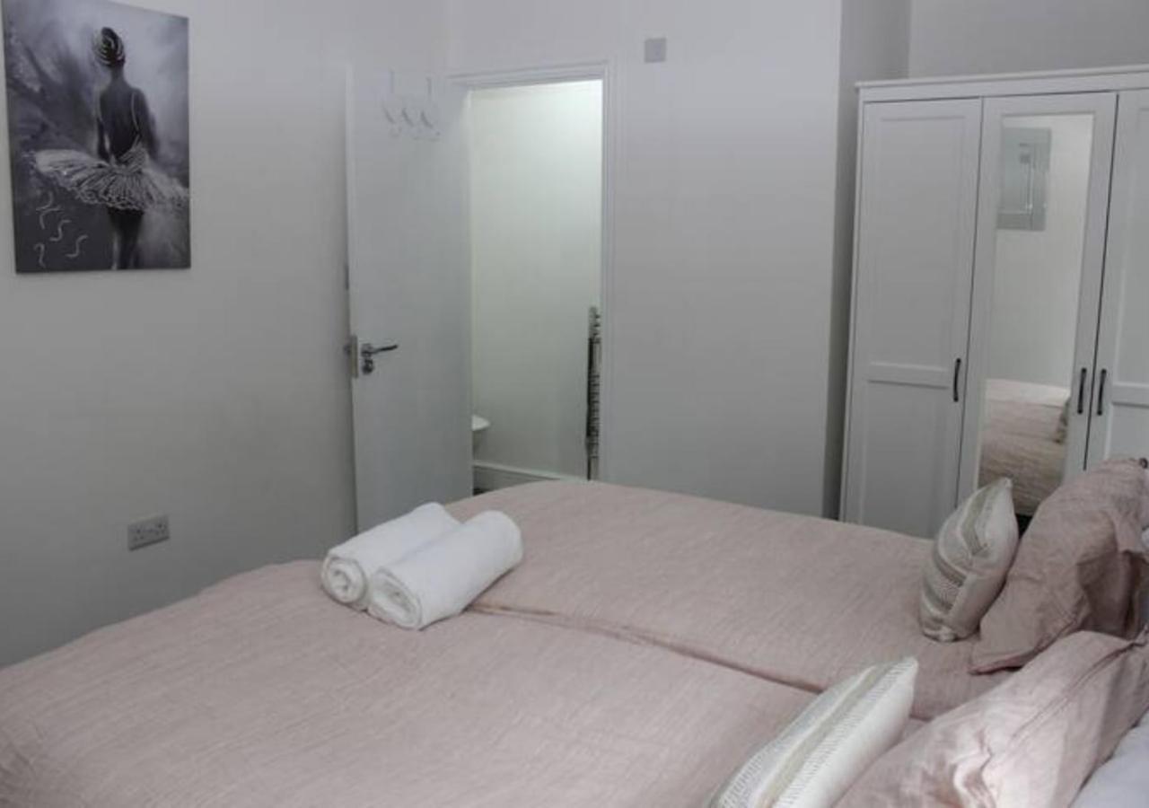 فيلا Newly Refurbished 3 Bed 2.5 Bath House In Staines المظهر الخارجي الصورة